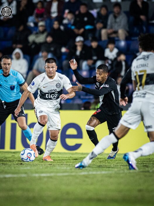 Vasco falha defensivamente, permite virada do Olimpia na Sula e se complica
