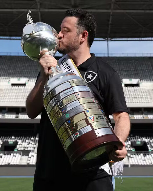 Vasco negocia a contratação de Raphael Rezende para assumir cargo no clube