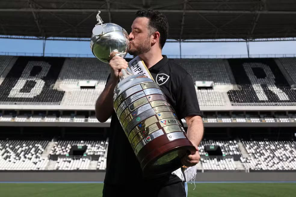 Vasco negocia a contratação de Raphael Rezende para assumir cargo no clube