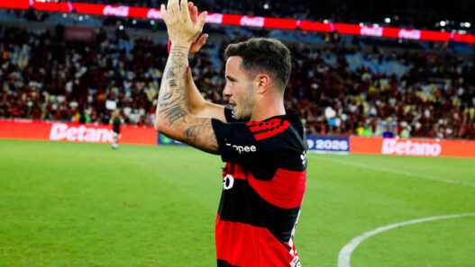 Saúl, do Flamengo, admite estar abaixo fisicamente e critica gramados no Brasil