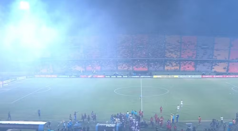 Jogo do Flamengo na Libertadores é suspenso por protestos e confusões na torcida do Independiente Medellín na Colômbia