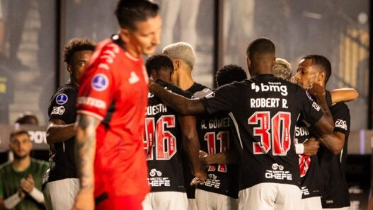 Adson brilha, Vasco vence em São Januário com protestos da torcida, mas vai jogar playforss da Sula