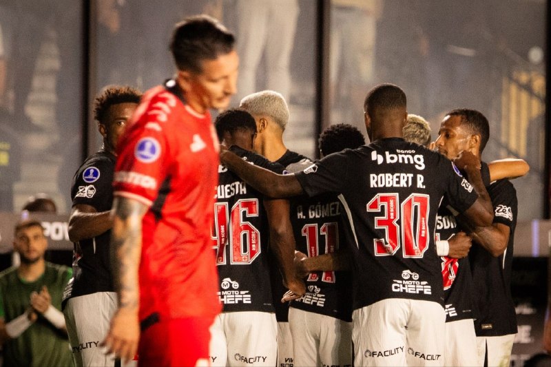 Adson brilha, Vasco vence em São Januário com protestos da torcida, mas vai jogar playforss da Sula