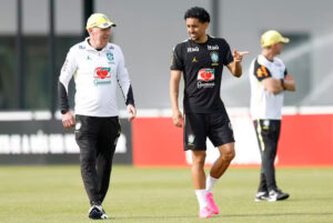 Ancelotti enaltece Marquinhos por abraço em Magalhães: "Gesto de um capitão"