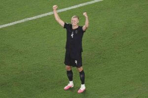 Haaland brilha novamente e garante Noruega na próxima fase da Copa