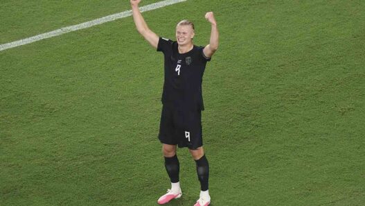 Haaland brilha novamente e garante Noruega na próxima fase da Copa