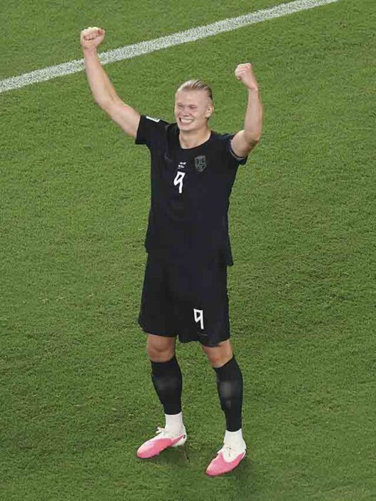 Haaland brilha novamente e garante Noruega na próxima fase da Copa