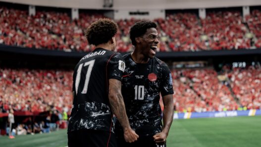 Jonathan David faz Hat-trick, Canadá atropela o Catar, empolga sua torcida e sonha alto na Copa do Mundo