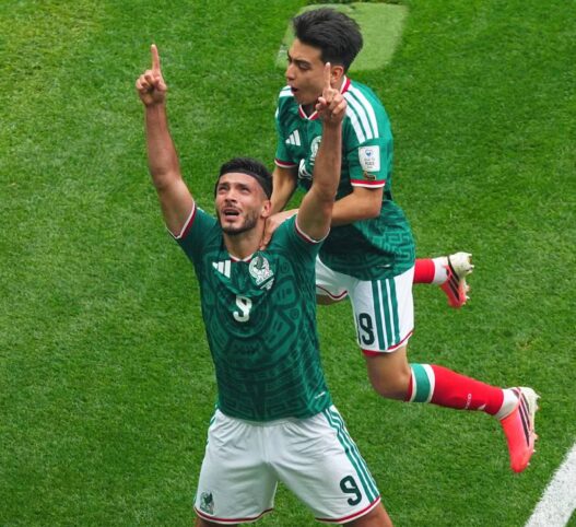 México domina e vence a África na abertura da Copa do Mundo