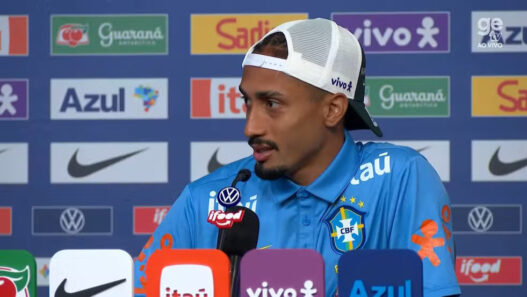 Raphinha afirma que sente um carinho diferente do povo brasileiro e discorda das cobranças por uma atuação melhor na seleçãob