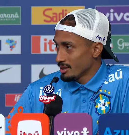 Raphinha afirma que sente um carinho diferente do povo brasileiro e discorda das cobranças por uma atuação melhor na seleçãob