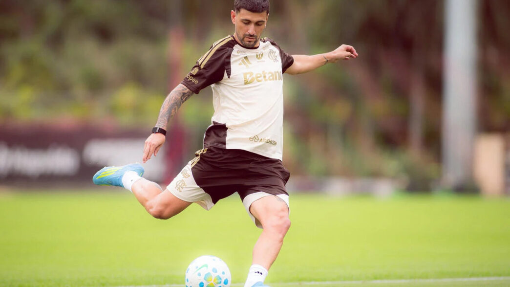 Arrascaeta, do Flamengo, é relacionado após três meses e cita saudades de atuar