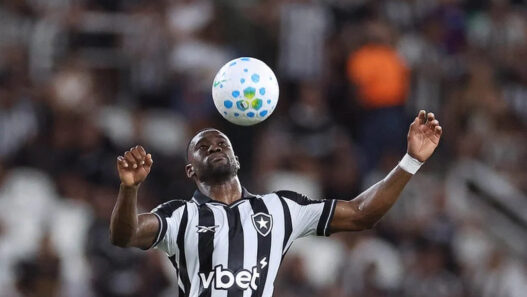 Botafogo rescinde contrato com defensor campeão da Libertadores