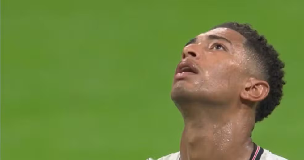"No meio!": reclamação de Bellingham após gol da Argentina é flagrada e mostra reação contra Pickford.