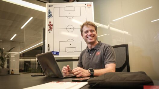 Vasco encaminho a contratação do técnico Fernando Seabra