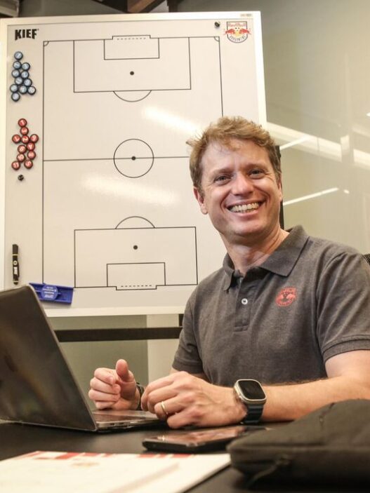 Vasco encaminho a contratação do técnico Fernando Seabra