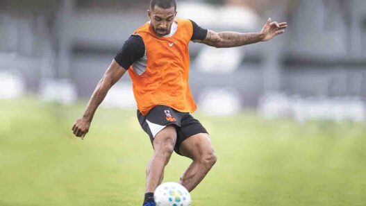 Vasco recusa proposta por lateral e segue em busca de reforços