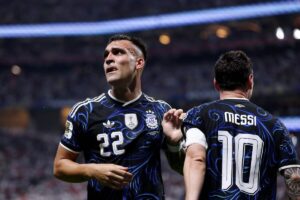 Argentina elimina Inglaterra, mantém 100% em semifinais e quebra tabu que durava desde a vitória sobre o Brasil em 1990