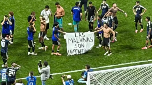 Jogadores da Argentina exibem faixas da Malvinas após classificação