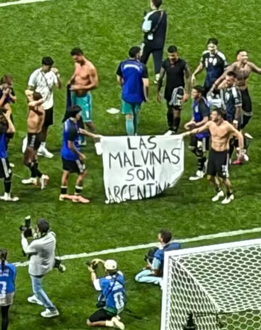 Jogadores da Argentina exibem faixas da Malvinas após classificação