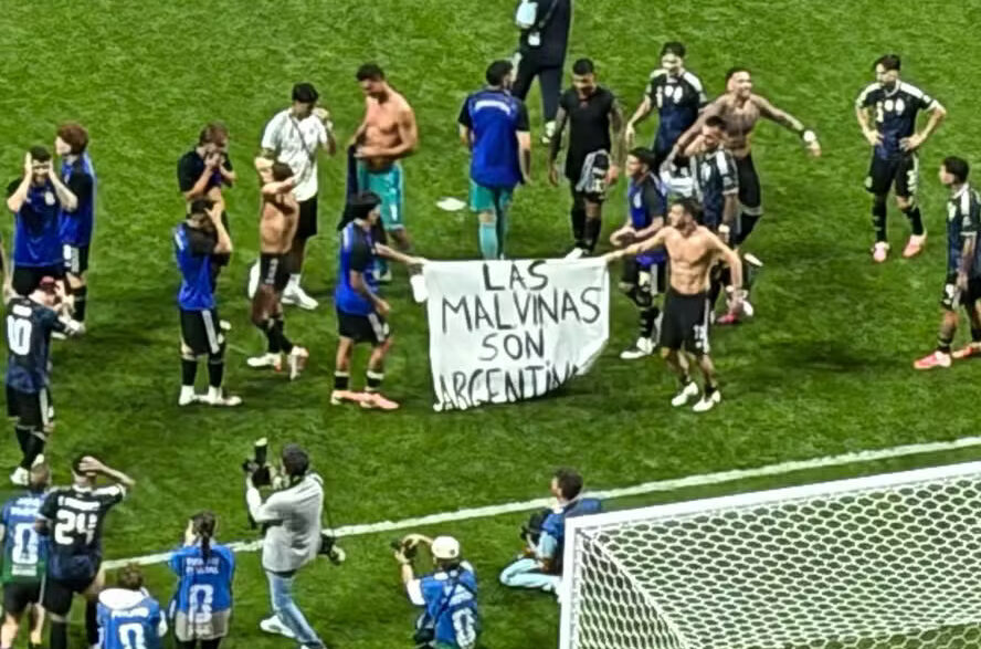 Jogadores da Argentina exibem faixas da Malvinas após classificação
