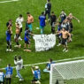 Jogadores da Argentina exibem faixas da Malvinas após classificação