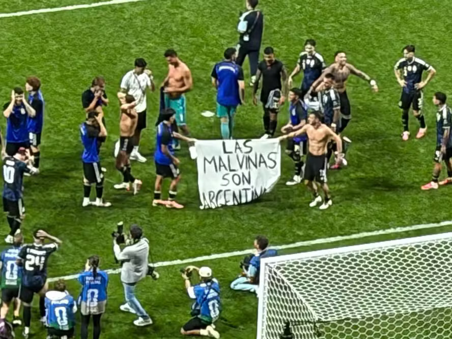 Jogadores da Argentina exibem faixas da Malvinas após classificação
