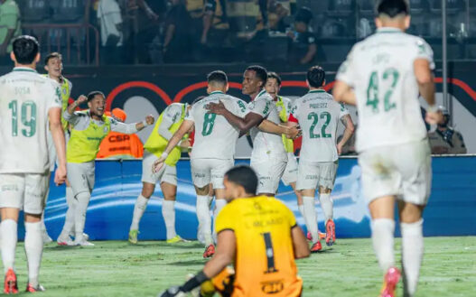 Palmeiras goleia o Vitória e abre vantagem na liderança do Brasileirão