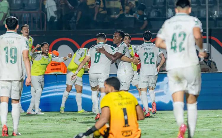 Palmeiras goleia o Vitória e abre vantagem na liderança do Brasileirão