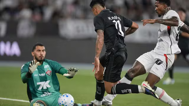 Botafogo para em Lucas Arcanjo, empata com o Vitória, e Danilo não pode mais atuar por outro clube brasileiro