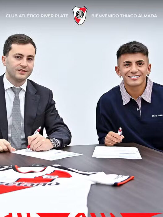 Alvo do Flamengo, Almada é apresentado no River Plate