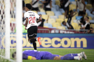 Brenner brilha, Vasco detona o Fluminense e avança na Copa do Brasil