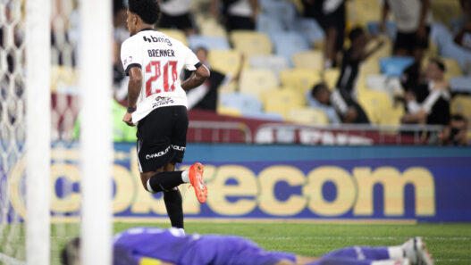 Brenner brilha, Vasco detona o Fluminense e avança na Copa do Brasil