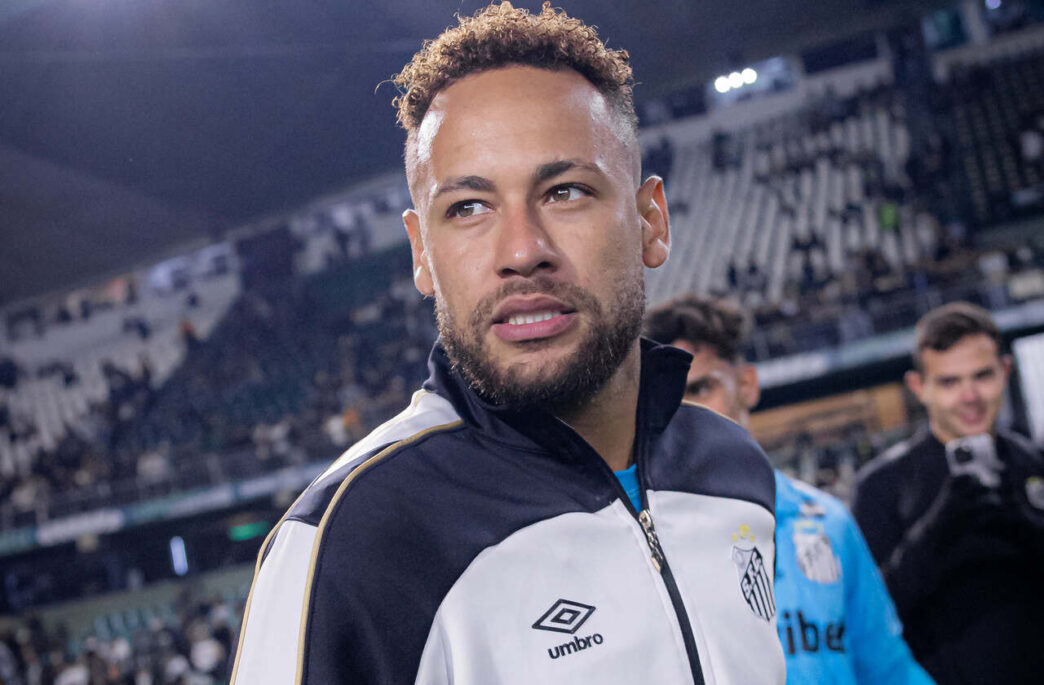 Neymar deixa futuro em aberto no Santos durante evento