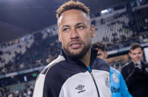 Neymar deixa futuro em aberto no Santos durante evento