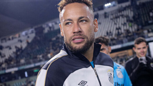 Neymar deixa futuro em aberto no Santos durante evento