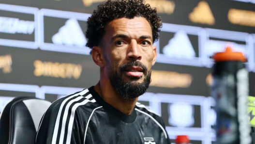 Vozinha é apresentado no Colo Colo e agradece apoio
