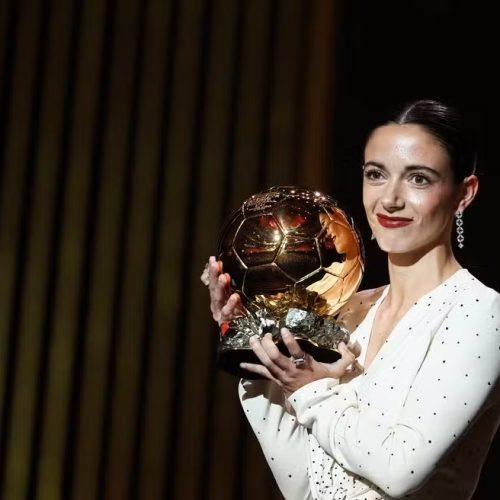 Aitana Bonmatí é a vencedora da bola de ouro entre as mulheres — Foto: Franck Fife/AFP