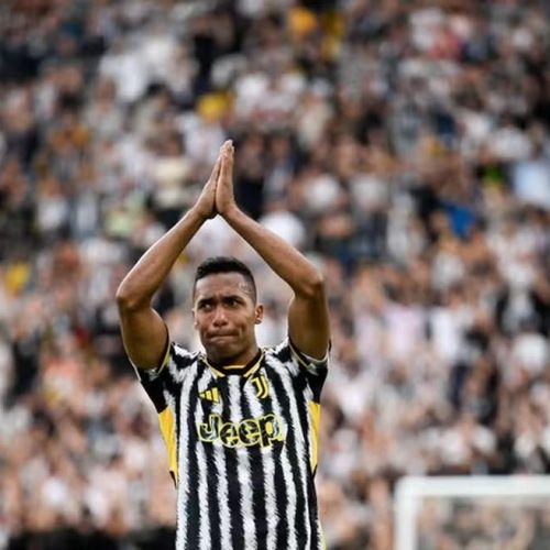 Após lesão de Viña, Flamengo conta com Tite para fechar contratação de Alex Sandro