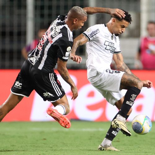 Deyverson e Vitinho disputam a bola / Foto: Vitor Silva/BFR