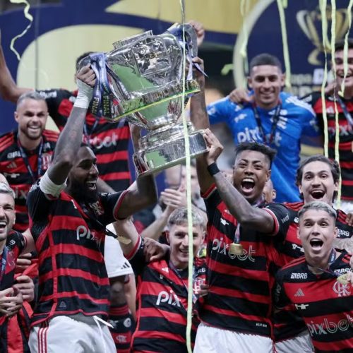 Flamengo levanta a taça da Copa do Brasil de 2024 / Foto: Cris Mattos/Reuters