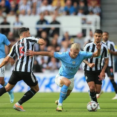 Haaland disputa bola com Bruno (Foto: Lindsey Parnaby/AFP)