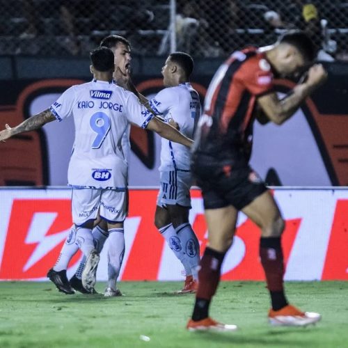 Alerrandro marca gol antológico para o Vitória, mas Cruzeiro reage e consegue empate no Barradão