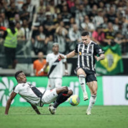 Paulinho, do Atlético e Leo, do Vasco - Foto: Pedro Souza / Atlético