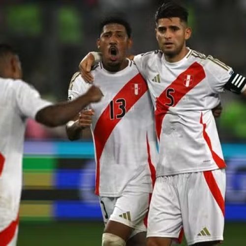 Seleção Peruana comemora seu gol - (Foto: ERNESTO BENAVIDES / AFP)