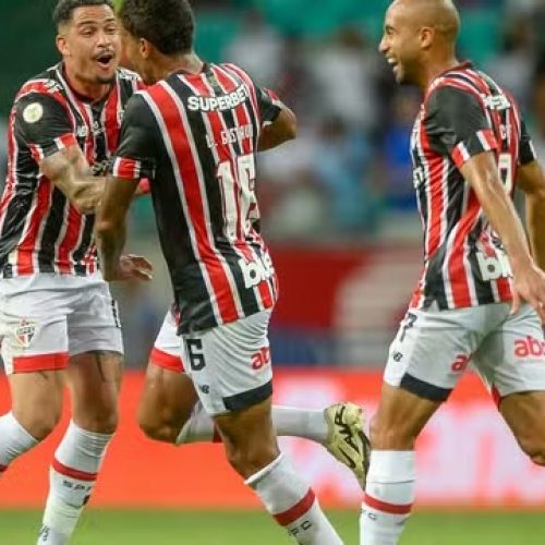 São Paulo comemora seu gol /  (Foto: Jhony Pinho/AGIF)