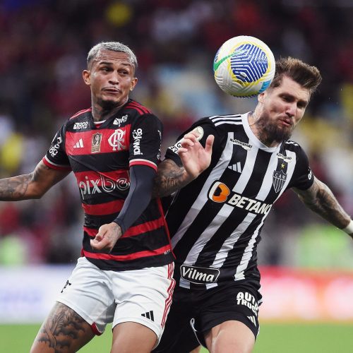 Wesley, do Flamengo, e Lyanco, do Atlético / Foto: Alexandre Durão / GE