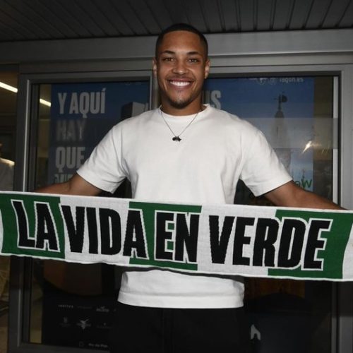 Vitor Roque é anunciado em seu novo clube